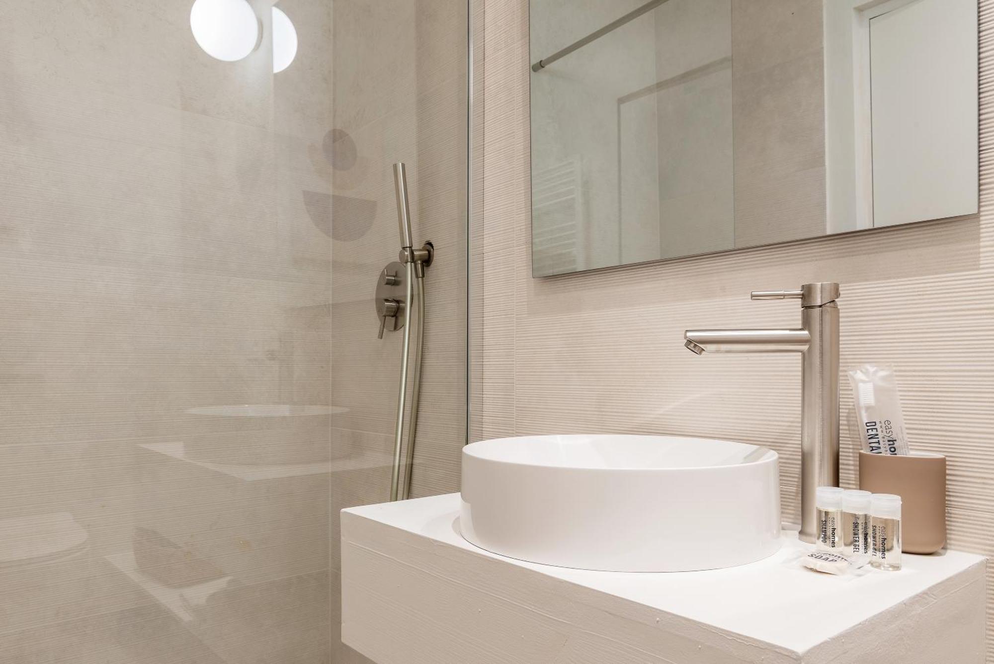 Easyhomes-City Centre Suites Милан Экстерьер фото
